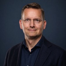 Michael Schön är grundare och vd för MeridianVertex AB och har över 30 års<br />
internationell ledarerfarenhet inom rymd, fordonsindustri, AI, autonomi och riskkapital.