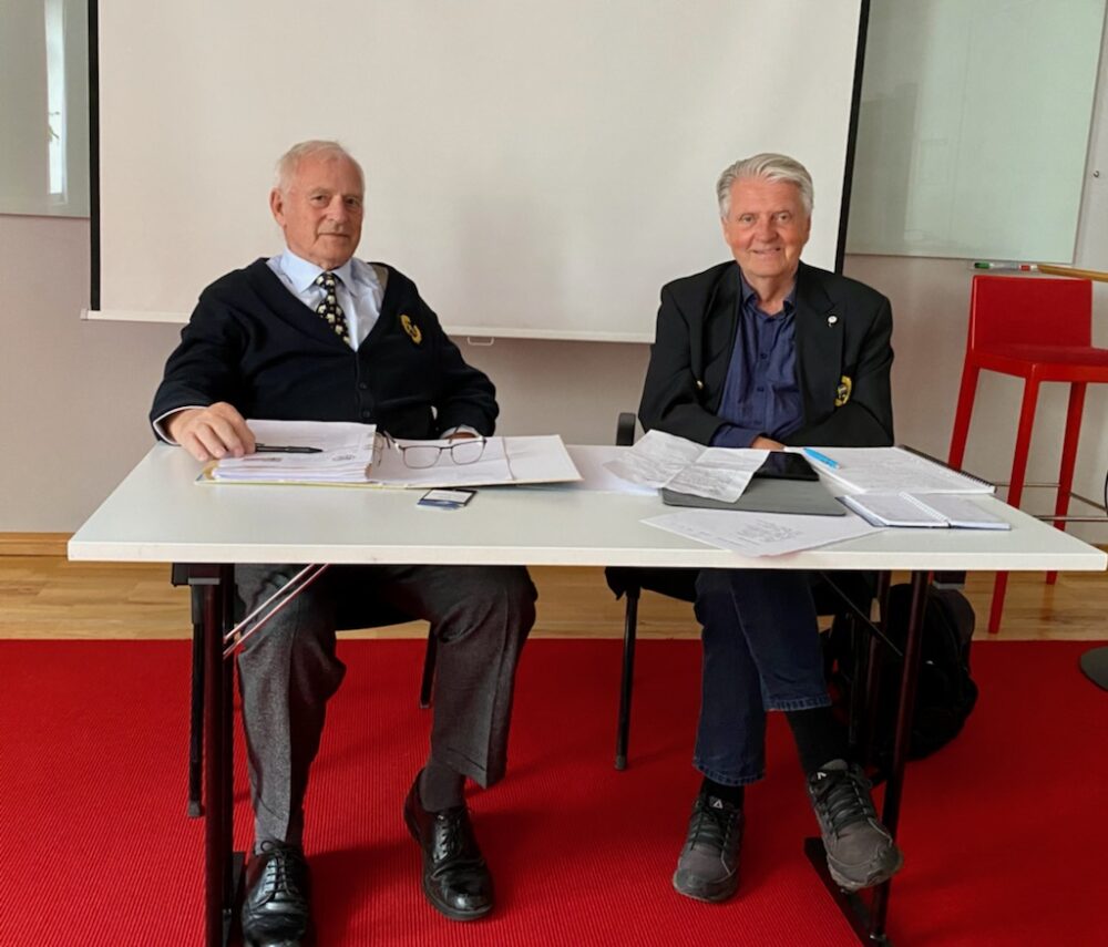 Mötet genomfördes under ledning av ordförande och sekreterare under lugna former.