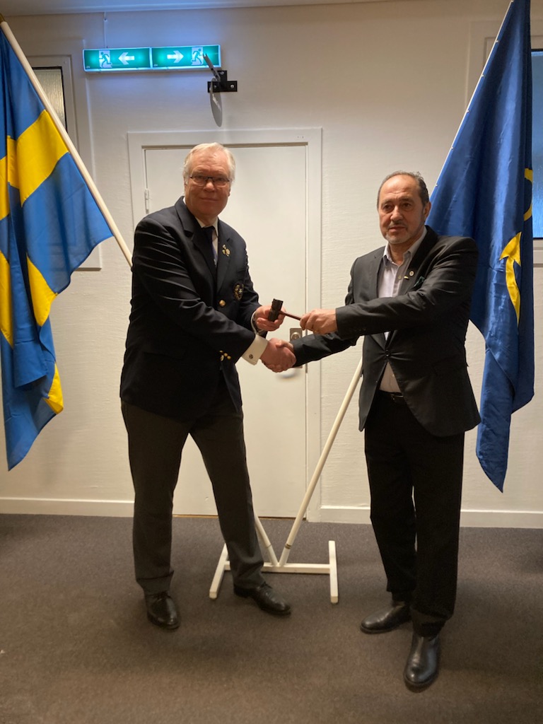 Avgående ordförande Magnus Leuchovius överräcker klubban.